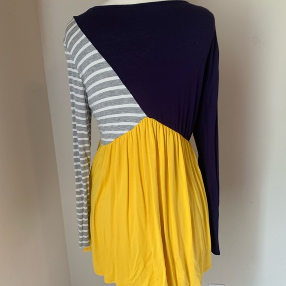 Color Spliced Tunic - Picture 5 of 7